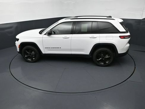 Used 2023 Jeep Grand Cherokee Altitude AWD/4WD image 15