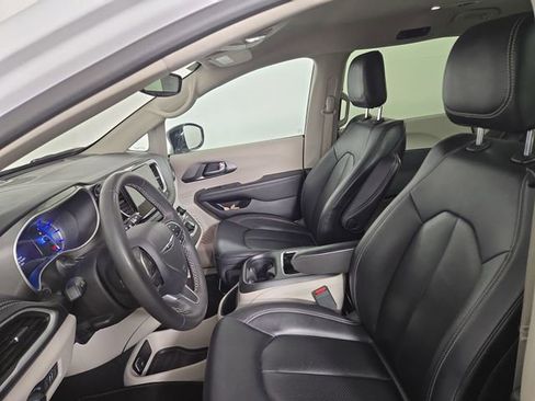 Used 2024 Chrysler Pacifica Limited FWD image 12