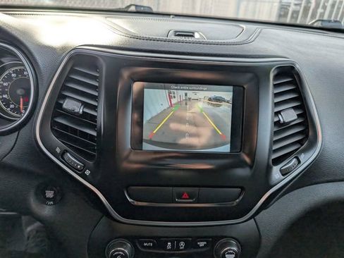 Used 2019 Jeep Cherokee Latitude Plus w/ Comfort/Convenience Group image 19