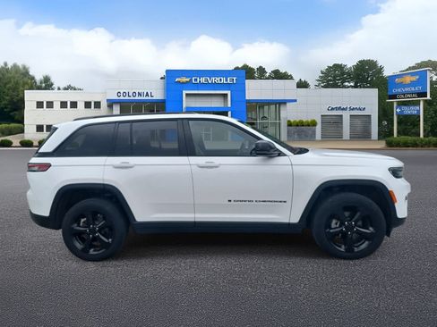 Used 2023 Jeep Grand Cherokee Altitude AWD/4WD image 3