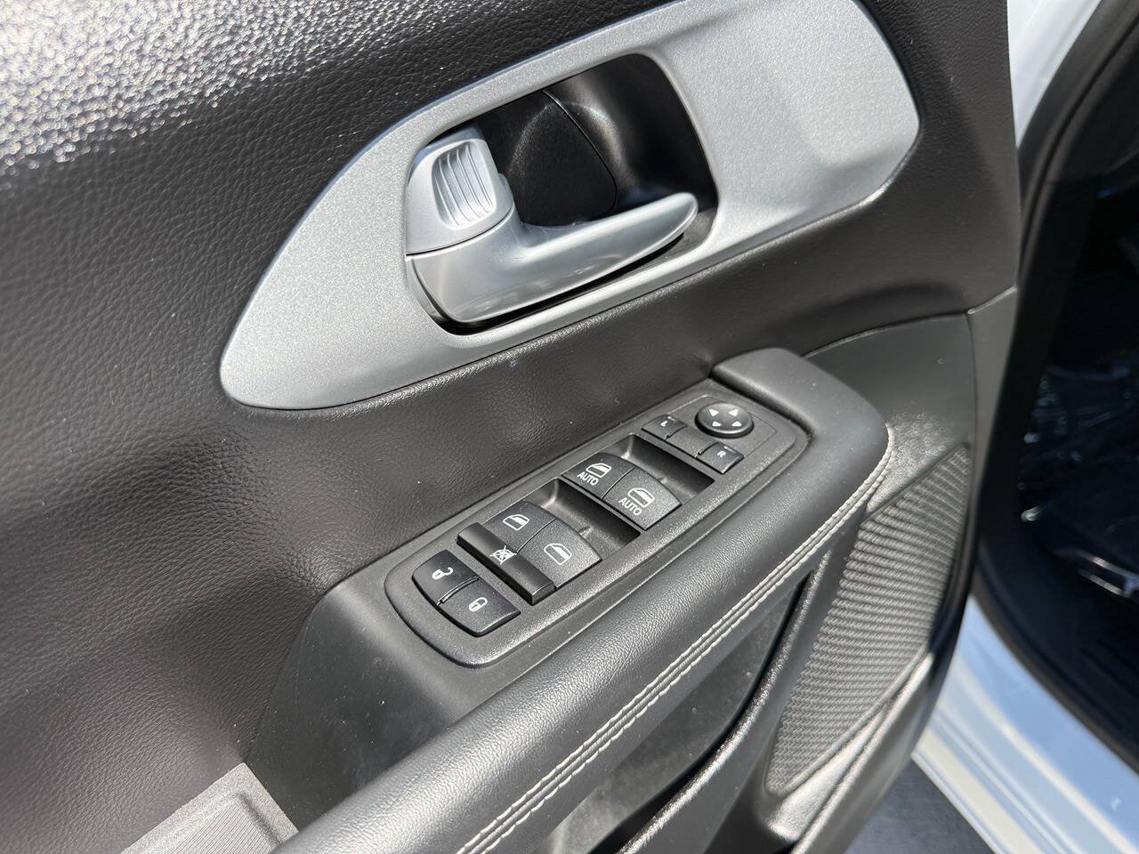 Used 2024 Chrysler Pacifica Touring FWD image 31