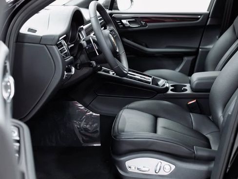 Certified 2025 Porsche Macan Turbo image 16
