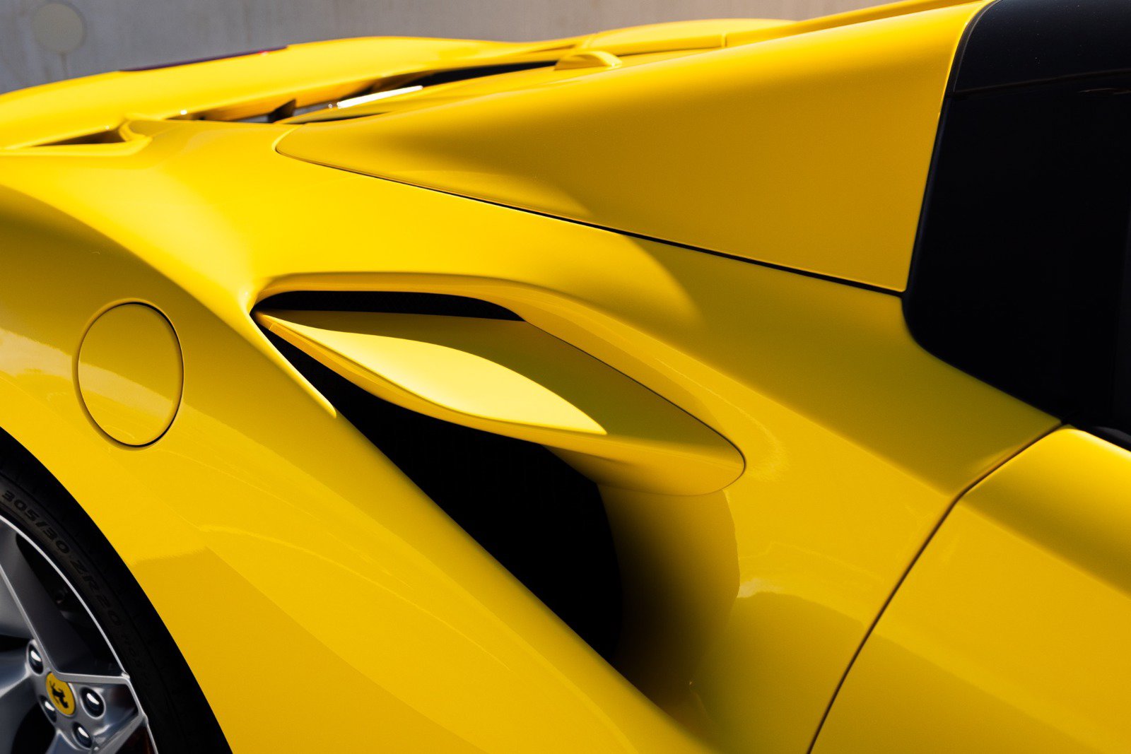 Used 2022 Ferrari F8 Tributo RWD image 31