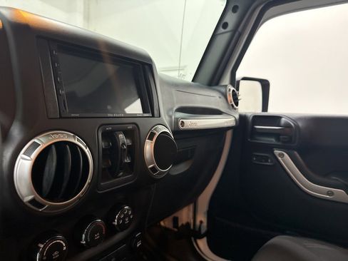 Used 2017 Jeep Wrangler Unlimited Sahara image 31