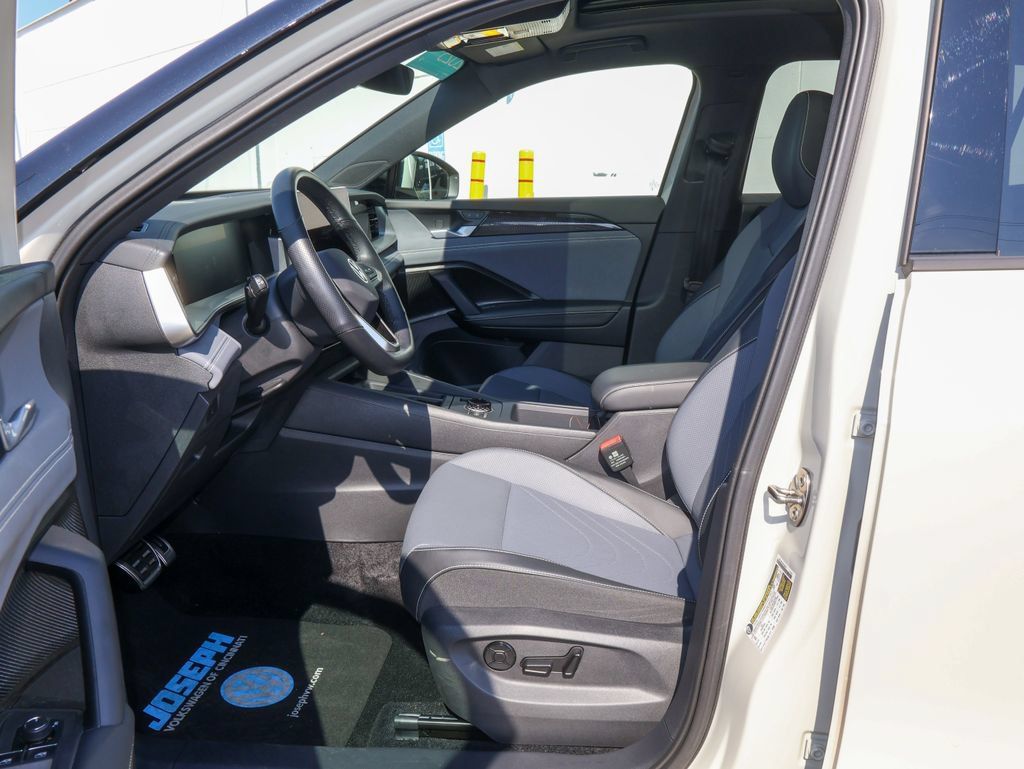 Used 2025 Volkswagen Tiguan SE R-Line AWD/4WD image 12
