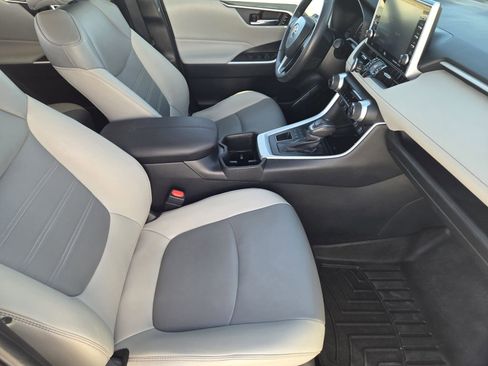 Used 2022 Toyota RAV4 XLE Premium image 17
