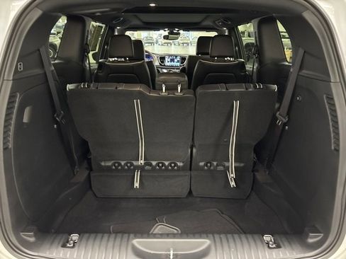 Used 2025 Chrysler Pacifica Limited image 14