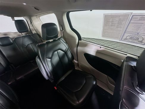 Used 2023 Chrysler Pacifica Touring-L image 14