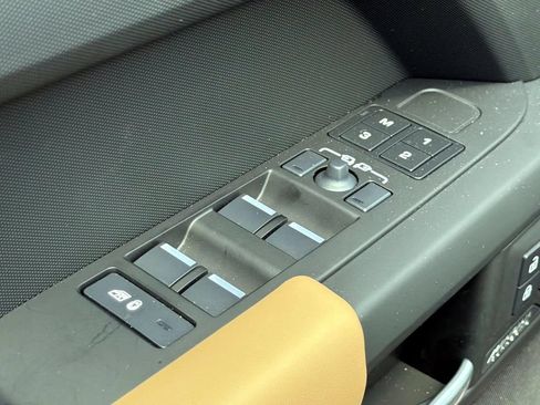 New 2026 Land Rover Defender 130 X-Dynamic SE AWD/4WD image 17