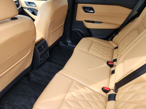 Used 2023 Nissan Rogue Platinum w/ Platinum Premium Package image 9