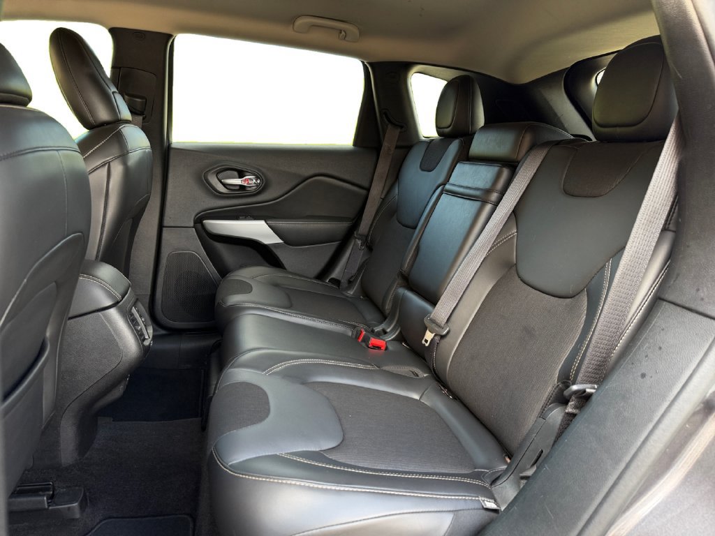 Used 2018 Jeep Cherokee Latitude Plus FWD image 19