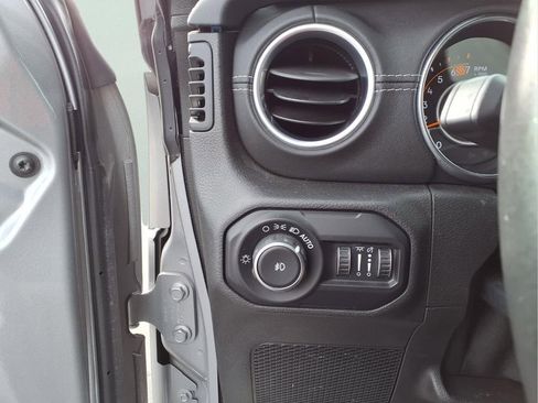 Used 2019 Jeep Wrangler Unlimited Sahara w/ Advanced Safety Group image 11