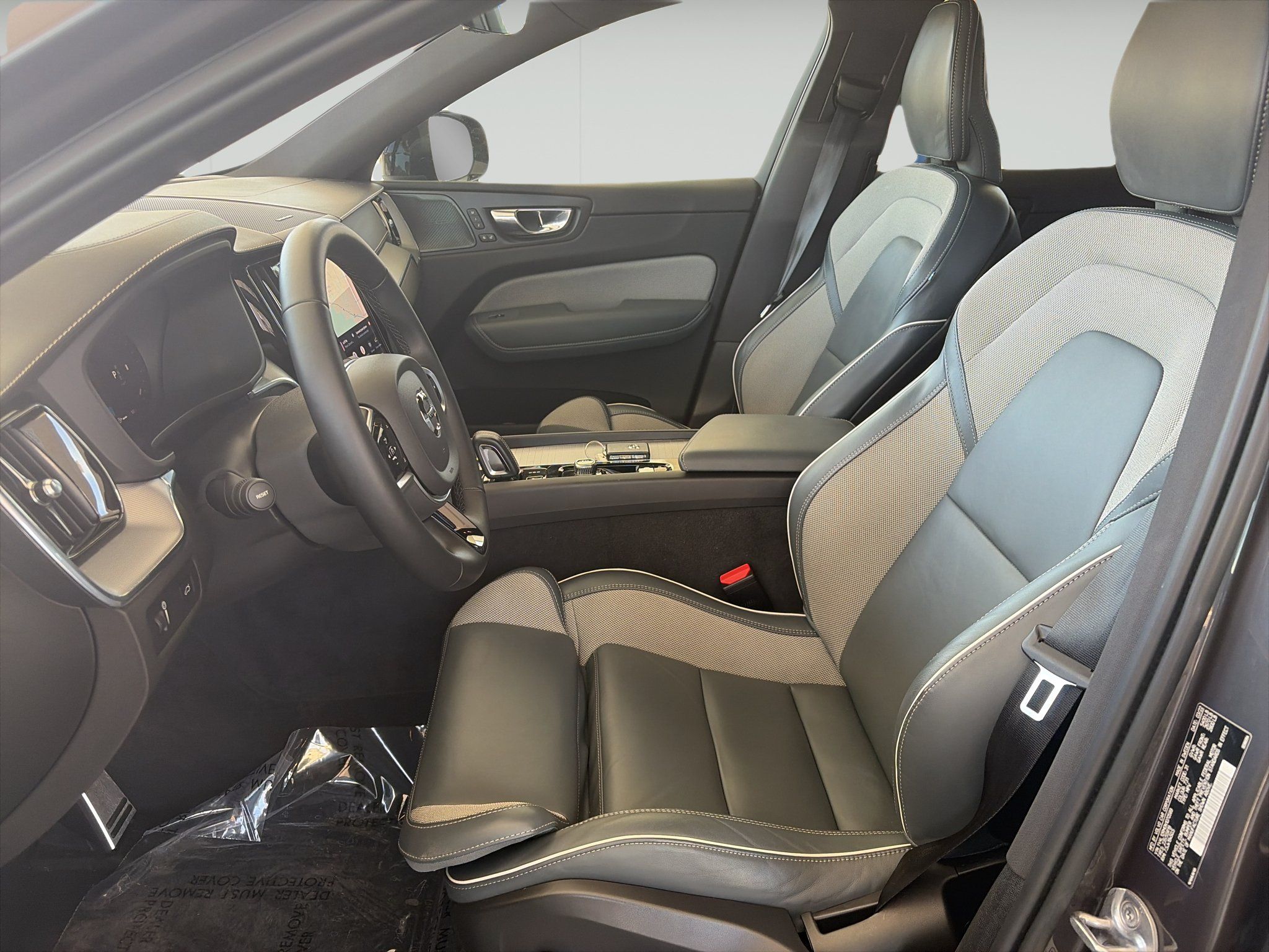 Used 2022 Volvo XC60 B5 R-Design w/ Advanced Package AWD/4WD image 10