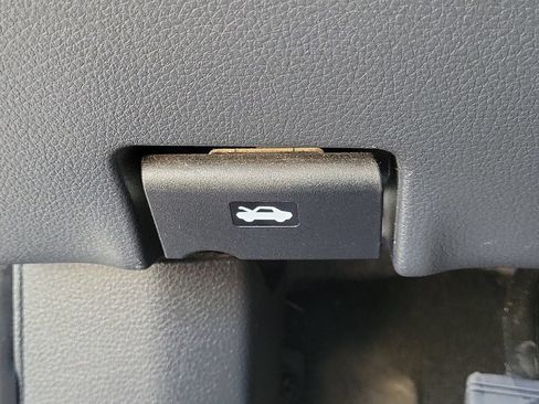 Used 2018 Nissan Rogue SV w/ Premium Package FWD image 17