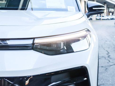 New 2026 Volkswagen Tiguan SE R-Line image 7