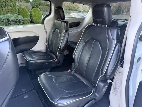 Used 2022 Chrysler Pacifica Limited image 22
