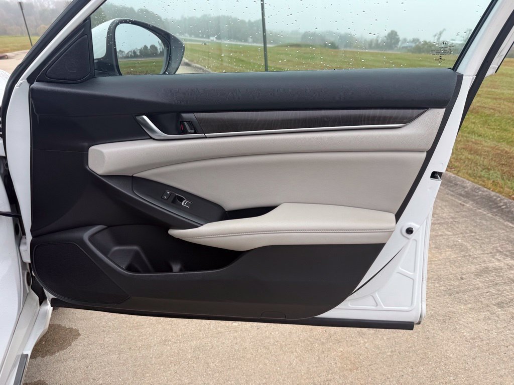 Used 2018 Honda Accord EX image 19