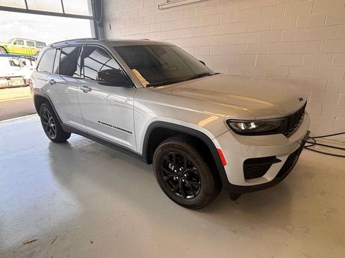 Used 2024 Jeep Grand Cherokee Altitude AWD/4WD image 1