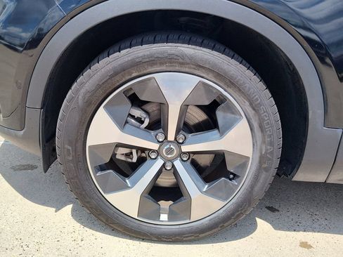Used 2025 Volvo XC40 B5 Plus AWD/4WD image 17
