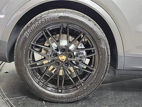 Used 2025 Porsche Cayenne image 29