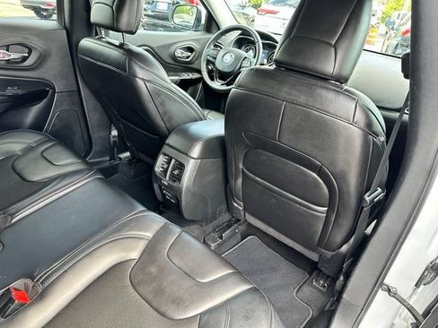 Used 2019 Jeep Cherokee Latitude Plus FWD image 23