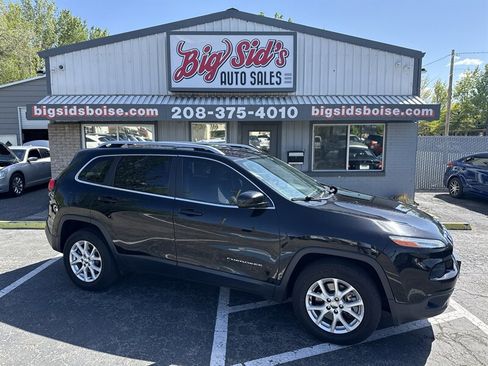 Used 2018 Jeep Cherokee Latitude w/ Cold Weather Group AWD/4WD image 1