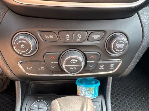 Used 2019 Jeep Cherokee Trailhawk w/ Cold Weather Group AWD/4WD image 19