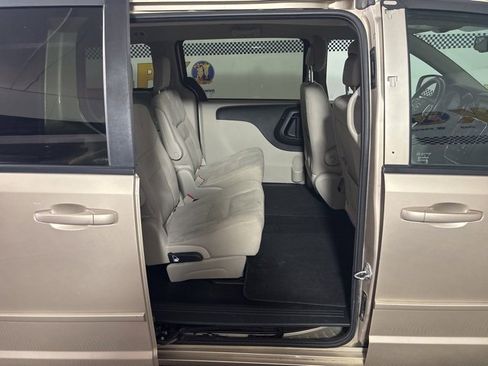 Used 2015 Dodge Grand Caravan SXT w/ UConnect Hands-Free Group image 17