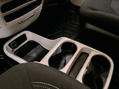 Used 2020 Chrysler Voyager L image 16