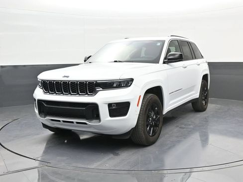 Used 2024 Jeep Grand Cherokee Altitude AWD/4WD image 3