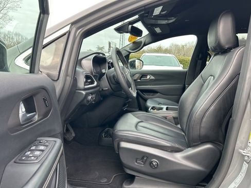 Used 2025 Chrysler Pacifica Select image 14