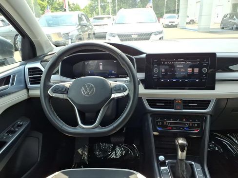 Used 2025 Volkswagen Taos SE AWD/4WD image 16