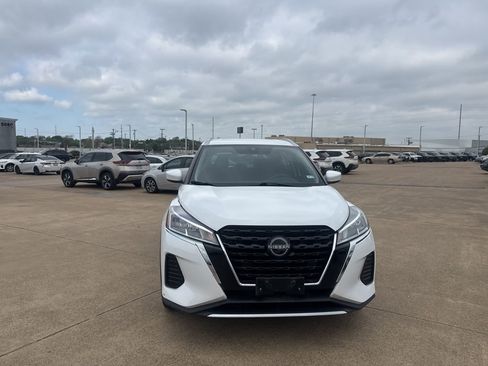 Used 2023 Nissan Kicks SV image 4