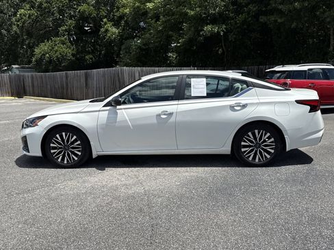 Used 2024 Nissan Altima 2.5 SV FWD image 2