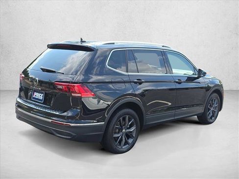 Used 2022 Volkswagen Tiguan SE w/ Panoramic Sunroof Package FWD image 5