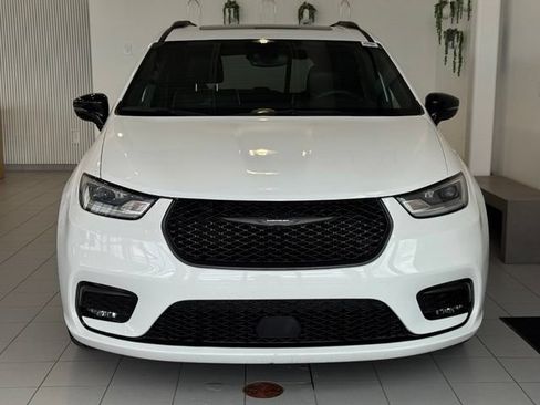 Used 2025 Chrysler Pacifica Limited FWD image 36