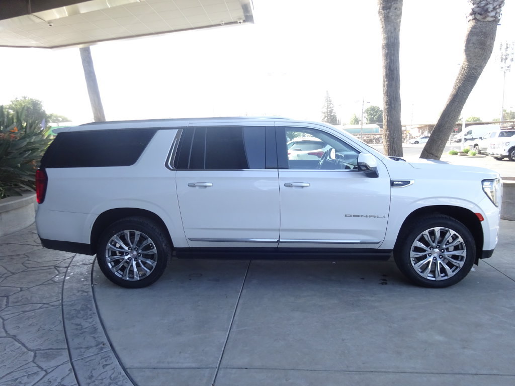 Certified 2022 GMC Yukon XL Denali w/ Denali Premium Package AWD/4WD image 8