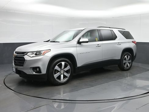 Used 2019 Chevrolet Traverse LT w/ LT Premium Package AWD/4WD image 3