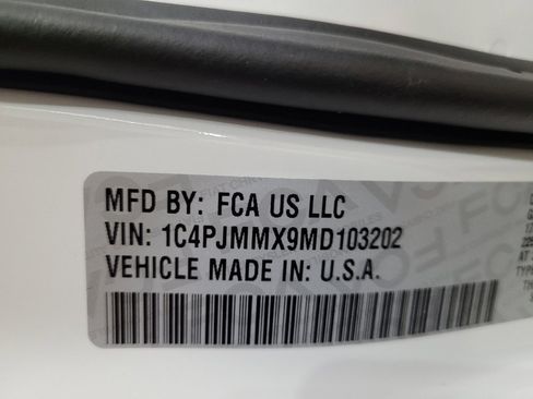 Used 2021 Jeep Cherokee Latitude Lux w/ Comfort/Convenience Group image 33