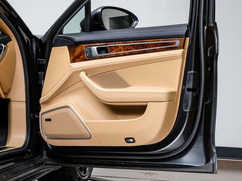 Used 2023 Porsche Panamera 4 Platinum Edition image 47