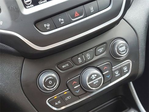 Used 2023 Jeep Cherokee Altitude Lux image 19