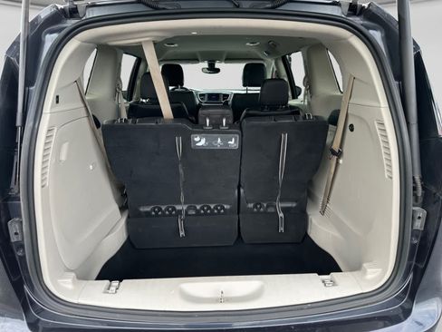 Used 2020 Chrysler Pacifica Touring-L FWD image 19