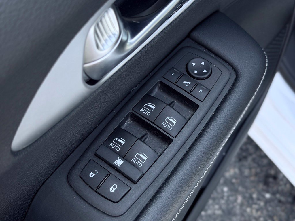 Certified 2025 Chrysler Pacifica Limited FWD image 18