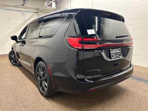 New 2027 Chrysler Pacifica Limited w/ S Appearance Package FWD image 4