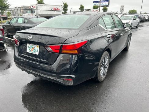 Used 2025 Nissan Altima 2.5 SV FWD image 3