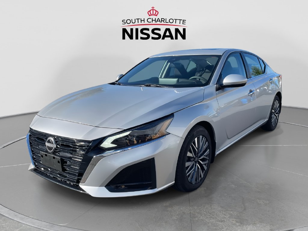 Used 2024 Nissan Altima 2.5 SV w/ SV Premium Package FWD image 3