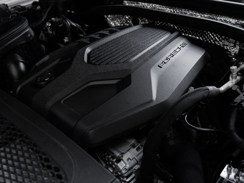 Certified 2026 Porsche Macan AWD/4WD image 41