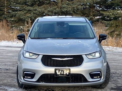 Used 2024 Chrysler Pacifica Touring-L image 28