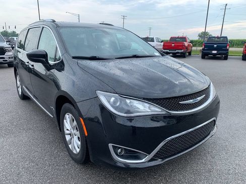 Used 2018 Chrysler Pacifica Touring-L FWD image 2