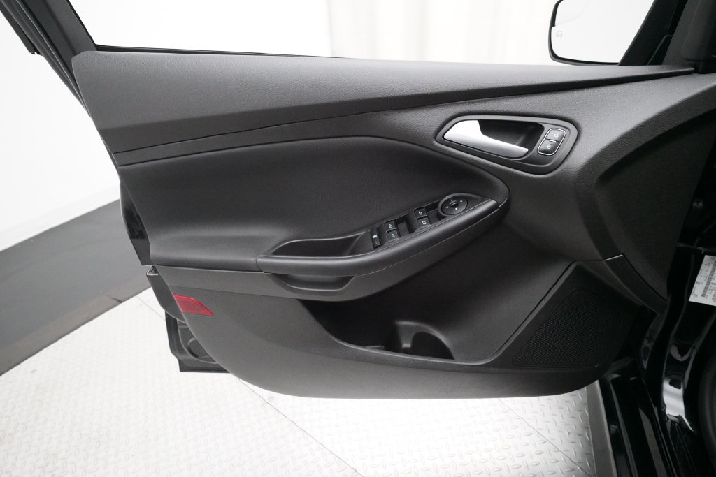 Used 2016 Ford Focus SE w/ SE Sport Package FWD image 24